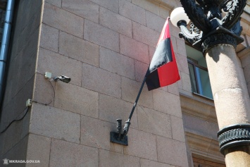 С фасада мэрии Николаева сняли красно-черные флаги, которые утром повесили активисты