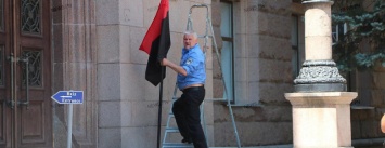 По обращению анонимного источника: с фасада мэрии Николаева сняли красно-черные флаги