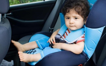 В херсонском ТРЦ искали родителей, оставивших малыша в машине на парковке