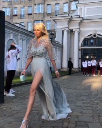 «Настоящая леди»: поклонники сражены «бесконечными» ногами и платьем 43-летней Яны Рудковской