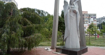 В Николаеве разыскивают вандалов, которые осквернили мемориал «Скорбный ангел Чернобыля»