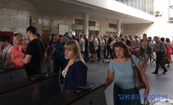 Гигантские очереди и паника: в киевском метро что-то происходит