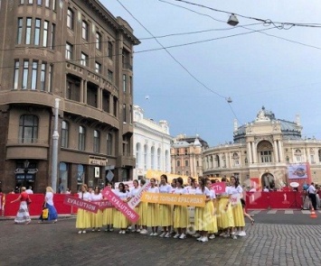 Борьба за имидж украинки: девушки Evalution перекрыли вход на Одесский кинофестиваль