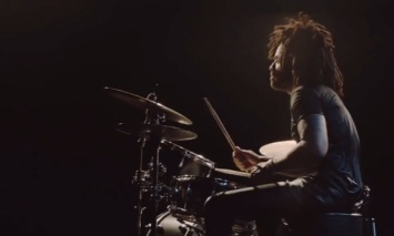 Ленни Кравиц показал в новом клипе свою одержимость барабанами