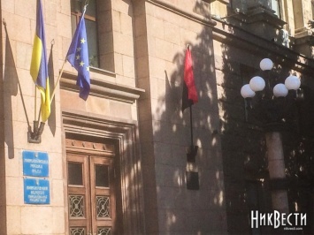 Николаевские бандеровцы «украсили» свою мэрию красно-черным флагом УПА