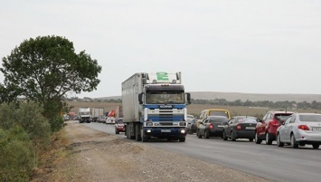 На керченской трассе на месяц ограничат движение для большегрузов
