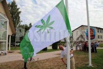 В Эстонии торжественно подняли скандальный флаг с коноплей. Фото