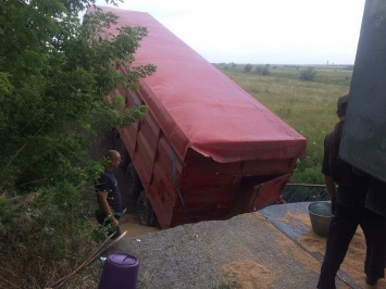 ЧП на Днепропетровщине: под весом грузового авто рухнул мост