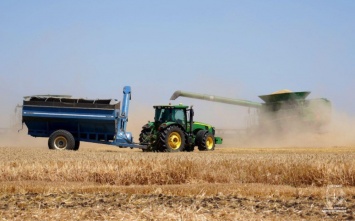 Первые в стране: одесские аграрии уже собрали 2,7 миллиона тонн зерна