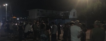 В Бердянске ночью жители Слободки вышли на улицу с требованиями дать воду и электричество