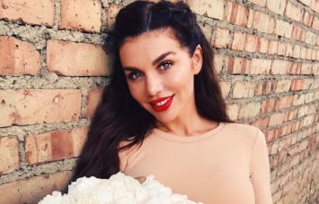 Любовь удивительна: Анна Седокова публично поблагодарила нового возлюбленного за шикарные розы