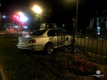 В центре Харькова BMW снес забор: пострадали два человека
