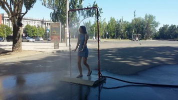 Спасение от жары: на центральной улице Николаева спасатели установили "водяную рамку"
