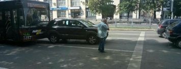 В центре Харькова троллейбус не разминулся с двумя иномарками, - ФОТО