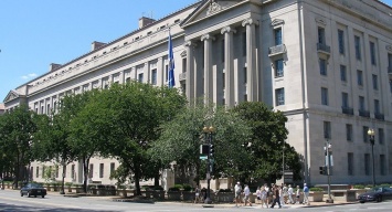 US DoJ обвиняет 12 российских официальных лиц в вмешательстве с использованием криптовалютных средств