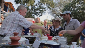 Ко Дню металлурга в Керчи организовали ярмарку стальной эмалированной посуды