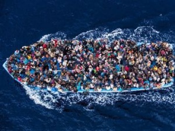 Власть Италии предложила разделить 450 спасенных беженцев по странам ЕС