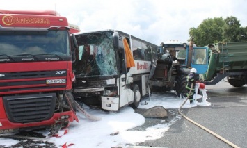 В Хмельницкой области в ДТП попали автобус с детьми, грузовик и трактор - есть пострадавшие