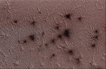 NASA представило фотографии «пауков» на Марсе