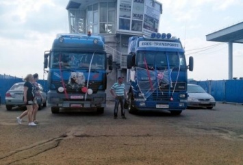 В Омске молодожены приехал в ЗАГС на грузовиках