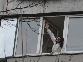 Киевская "учительница-супергерой": чудом спасла выпавшего с балкона 9-ого этажа соседа, ухватив его за ноги во время полета