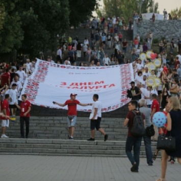 Десятки тысяч людей вышли на улицу Запорожья в День металлурга