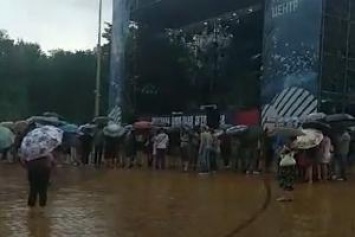 Пришли бабушки с зонтиками: в "ДНР" выступили артисты из России - зрители разбежались