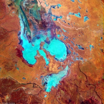 Радужное озеро в Австралии появляется раз в 50 лет (фото)