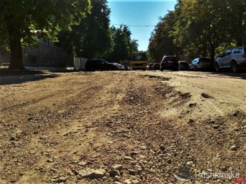 Фрезеровать - не значит заасфальтировать: на «порезанных» улицах Одессы почти месяц ждут новое дорожное покрытие