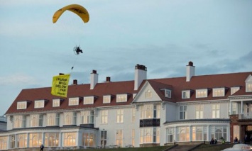 В Шотландии парапланерист из Greenpeace пролетел над курортом Трампа с протестным плакатом, его задержали