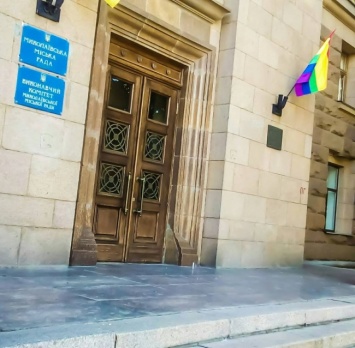 На Николаевский горсовет повесили флаг ЛГБТ-сообщества
