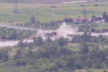 В российской Чите из-за наводнения обрушился мост: момент попал на видео