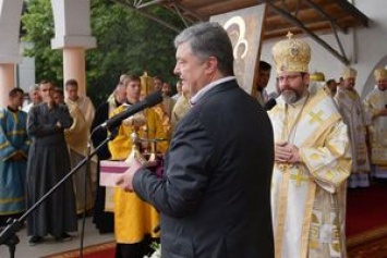Порошенко помолился за Украину вместе с паломниками в Зарванице