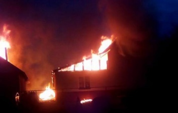 На Закарпатье сгорел детский сад ромов, местные жители подозревают поджог (ФОТО)