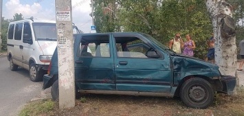 При столкновении легкового авто и микроавтобуса в Бердянске есть пострадавшие