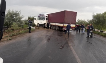 Масштабное ДТП: Под Черновцами столкнулись четыре легковых автомобиля и два грузовика