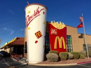 Роспотребнадзор рекомендовал не заказывать еду McDonald's в США
