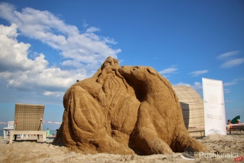 Чудо-юдо кит, Водяной, Баба-яга и другие: на одесском побережье состоялся фестиваль песчаных скульптур. Фоторепортаж
