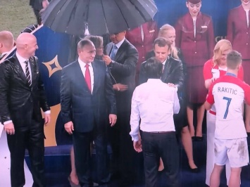 Угадайте, кто? Во время дождя при награждении участников финала ЧМ-2018 зонтик получил только один из четырех президентов