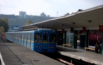 Станцию метро Гидропарк в Киеве "разминировали", но закрыли Левобережную