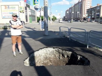 В Челябинске возле пешеходного перехода асфальт ушел под землю