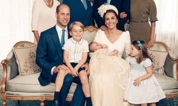 Британская королевская семья обнародовала официальные фото с крещения принца Луи