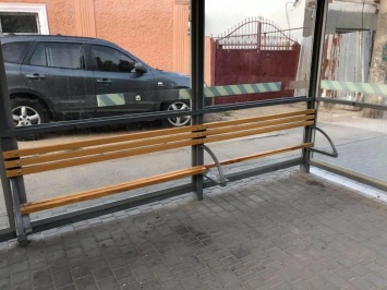 В Николаеве вандалы разобрали скамейку на остановке