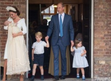 Кенсингтонский дворец обнародовал официальные фото с крестин принца Луи