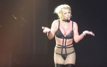 У Бритни Спирс "выпала" грудь во время концерта. Фото