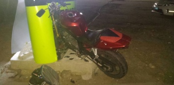 В Запорожье мотоцикл влетел в стенд на заправке - есть пострадавшие