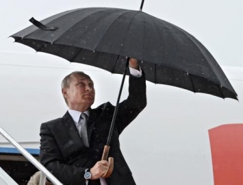 По делу ли травят Путина за «президентский зонт» в финале ЧМ-2018?