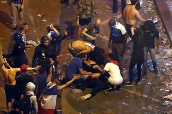 Празднуют победу: Францию захлестнули массовые беспорядки, полиция применила газ