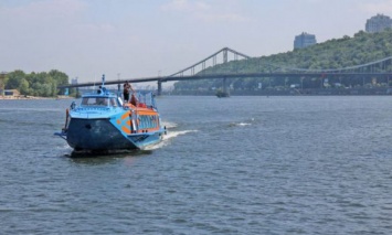 В Киеве спасатели достали из реки утонувший катер