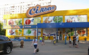 Украинцам продают сладости с червями